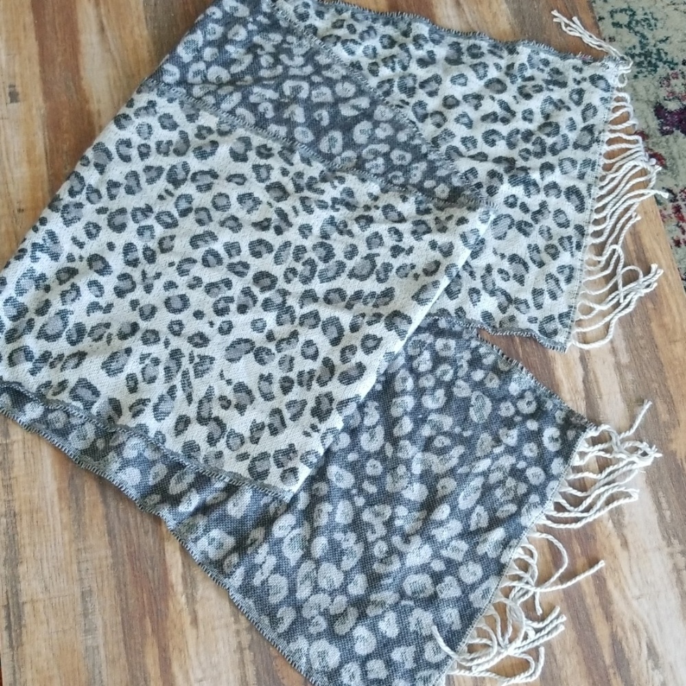 Incredibly Soft Reversible Leopard Scarf